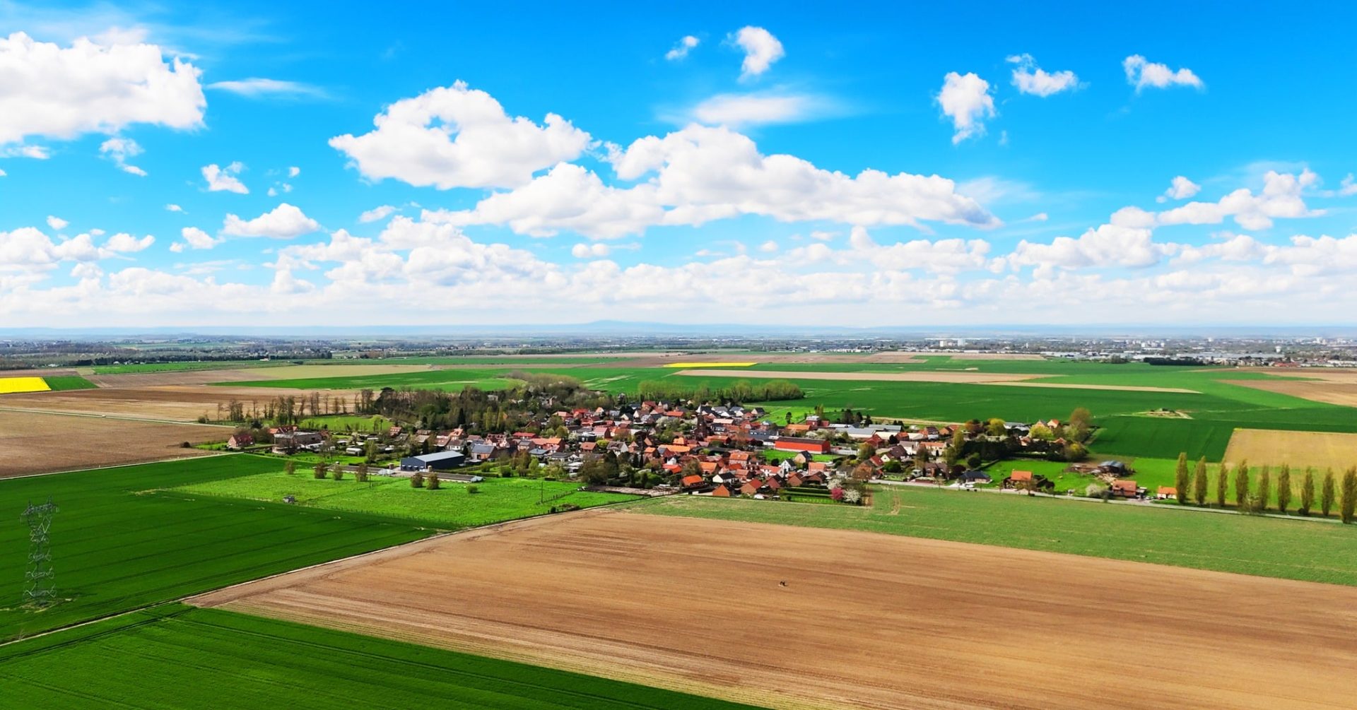 Vue aérienne de Roucourt, entouré des champs du Douaisis